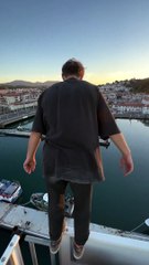 Sauter d'une grue de 27 mètres de hauteur (Saint-Jean-de-Luz)