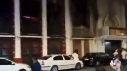 Los clientes de las discotecas Fonda Milagros y Teatre, este domingo, grabando el incendio tras ser desalojados.