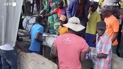 Tải video: Crolla una miniera d'oro nello Zimbabwe, almeno 9 operai morti