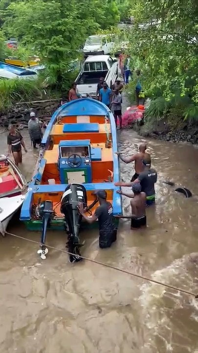 Les pêcheurs mettent les embarcations à l'abri