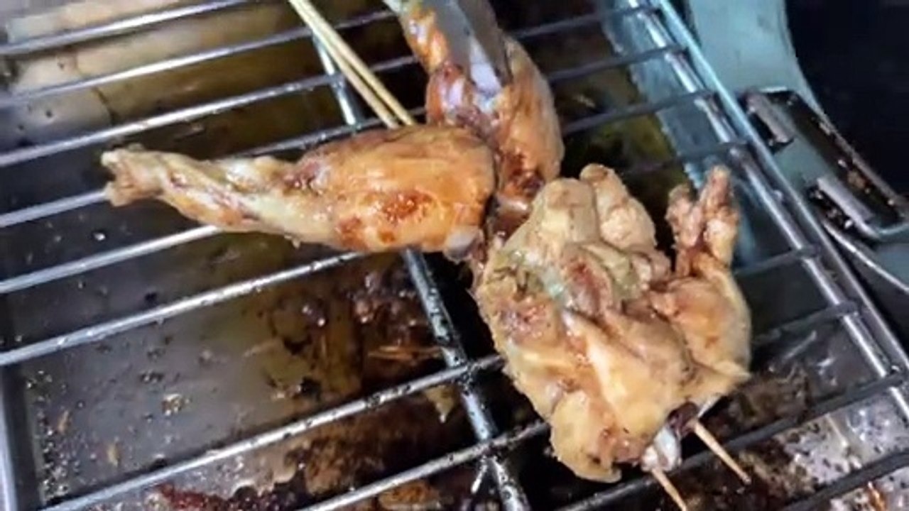 Cooking Frog in Malaysia - Malaysian Girl Love Eating Frog - Mubashir Saddiq - Village Food Secrets