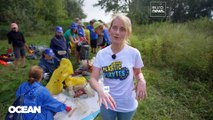 Ativistas húngaros recolhem toneladas de garrafas de plástico rio Bodrog