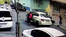 Sultangazi'de hareket eden otomobilin el frenini çeken öğrenci kazayı önledi