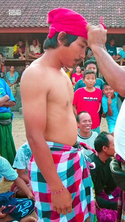 Tradisi Unik Gebug Ende Seraya Karangasem Bali