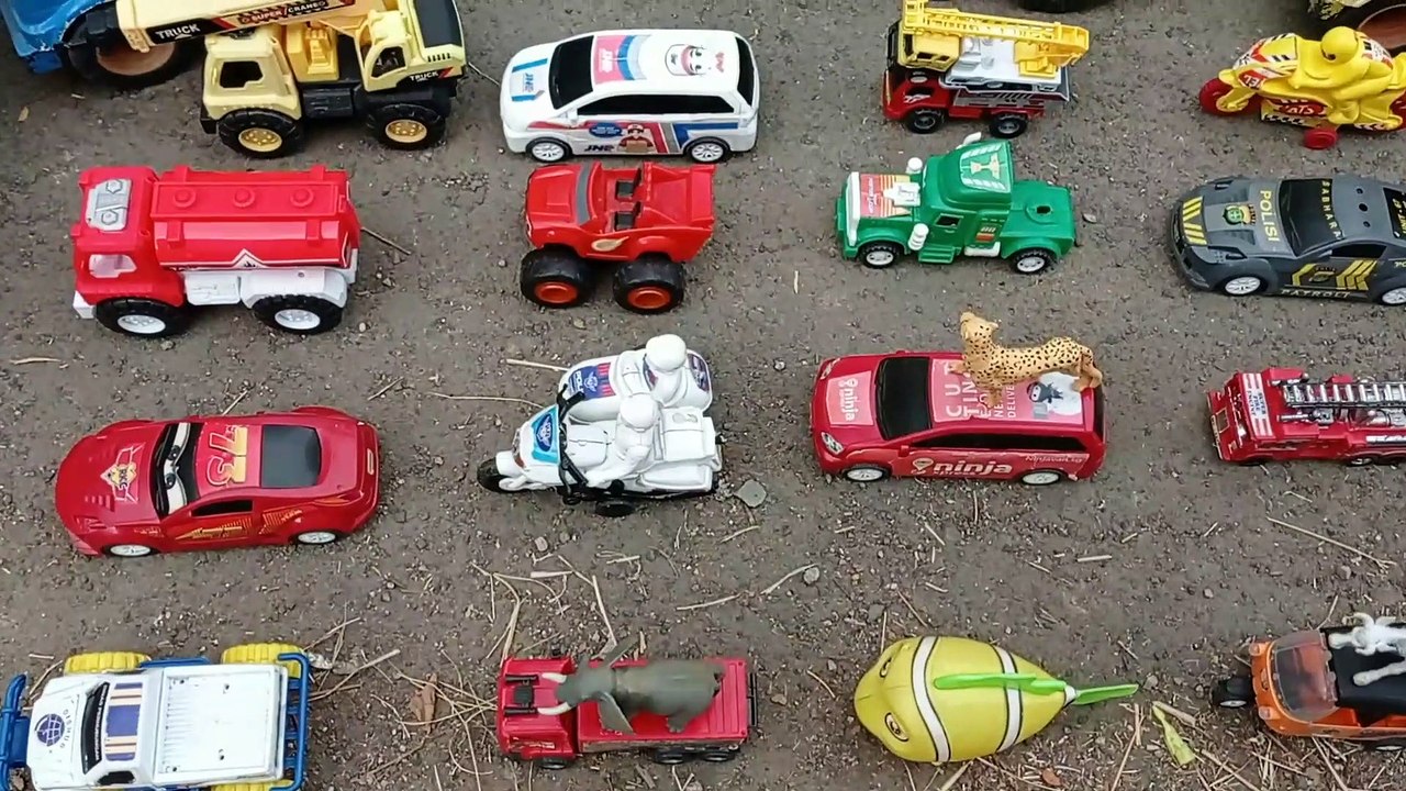 Long tronton truck full of toy off-road cars, police cars, elephants, lions, MotoGP, Bajaj, fire trucks, oil cars, excavators singa, motogp, bajaj, mobil damkar, mobil minyak, excavator