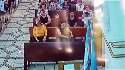 Mulher se aproveita de oração e usa a  filha para cometer furto durante missa