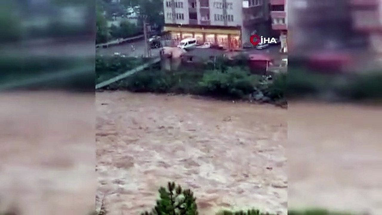 Artvin'de dereler taştı, köy yolları ulaşıma kapandı