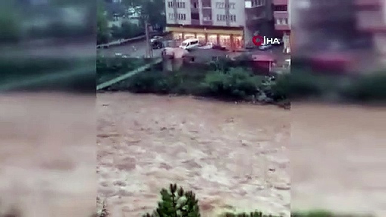 Les ruisseaux ont débordé à Artvin, les routes du village ont été fermées au transport