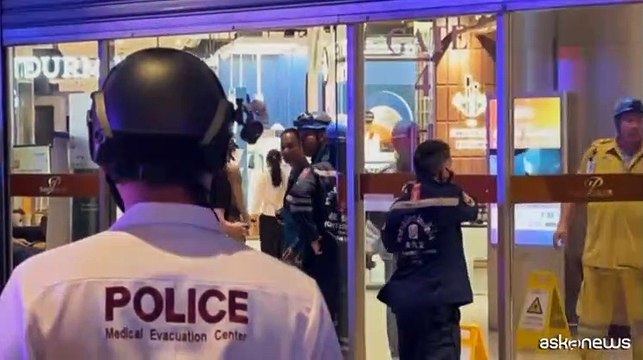 Sparatoria in un centro commerciale di Bangkok, arrestato un 14enne
