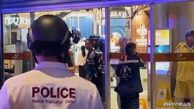 Sparatoria in un centro commerciale di Bangkok, arrestato un 14enne