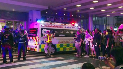 Video herunterladen: Bangkok shopping mall evacuated after 'terrifying' and deadly shooting