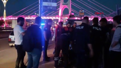 Otobüs durağında bıçaklanan genç, ambulansla hastaneye götürülürken gülümsedi