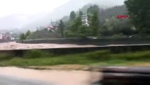 Des inondations et des glissements de terrain se sont produits à Artvin à la suite de fortes pluies