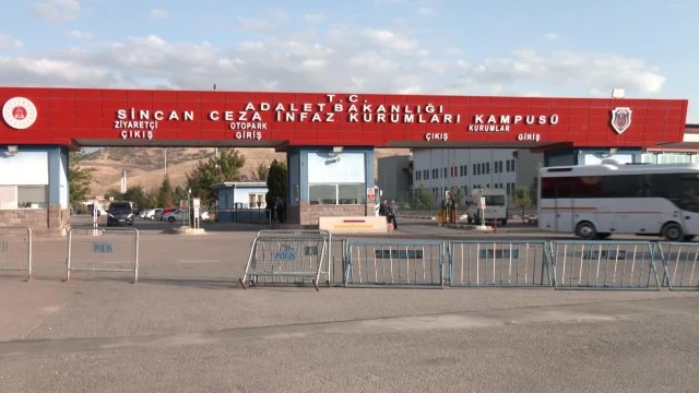 Ahmet Zeki Üçok, Batuhan Çolak ve Süha Çardaklı'yı Sincan Cezaevi'nde Ziyaret Etti: Fetö'cülere Dahi Yapılmayan İşkencenin Yapıldığını, Kendilerinin...