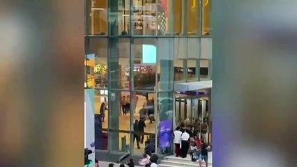 Le garçon qui a ratissé le centre commercial en Thaïlande a tué 2 personnes et en a blessé 5 autres