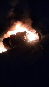 क्रूड ऑयल से भरा ट्रेलर टैंकर पलटा, आग लगी