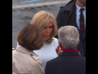 Brigitte Macron épinglée pour des bises qui ne respectent pas le protocole sanitaire