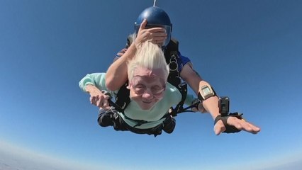 美 104세 할머니 약 4,100m 상공에서 지상 낙하 성공 / YTN