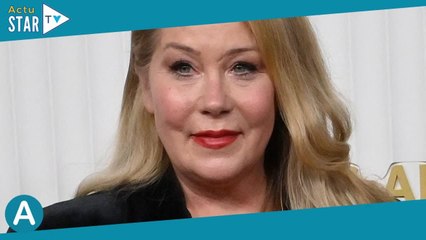 Christina Applegate atteinte d'une sclérose en plaques, avec une canne aux SAG Awards : "C'est proba