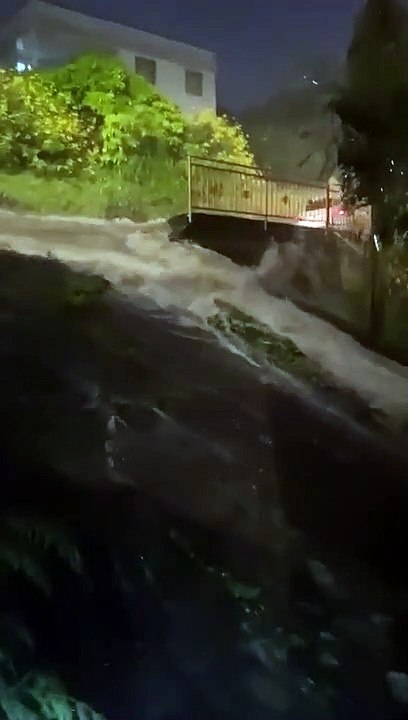  La Guadeloupe est en alerte maximale en raison de la tempête Philippe qui a généré jusqu'à 300mm de pluies en 24h, provoquant de graves inondations.  Intempéries prévues jusqu’à cette nuit.