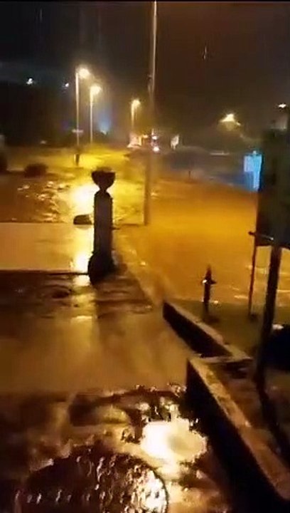  La Guadeloupe est en alerte maximale en raison de la tempête Philippe qui a généré jusqu'à 300mm de pluies en 24h, provoquant de graves inondations.  Intempéries prévues jusqu’à cette nuit.