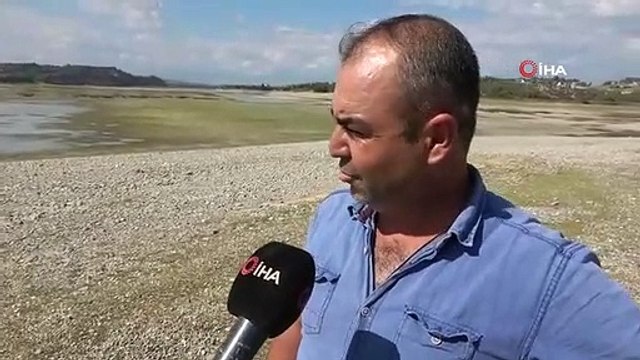 La cité antique, née après le retrait des eaux, est attaquée par des chasseurs de trésors.