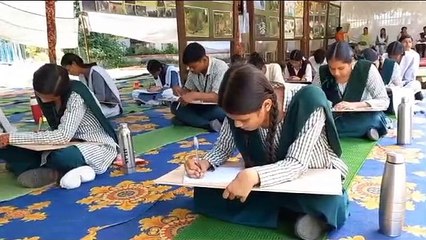 निबंध लेखन प्रतियोगिता में हाई स्कूल के छात्र-छात्राओं ने लिया हिस्सा