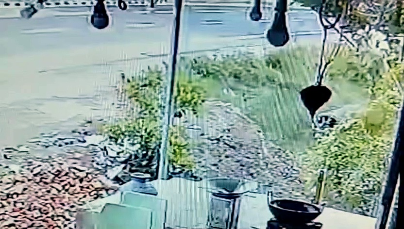 ராமநாதபுரத்தில் ஓட்டுநரின் கட்டுப்பாட்டை இழந்த கார் சாலையின் தடுப்பில் மோதி இருவர் படுகாயம்