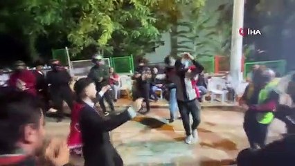 Motosiklet Sürücüleri Kasklarıyla Çiftetelli Oynadı