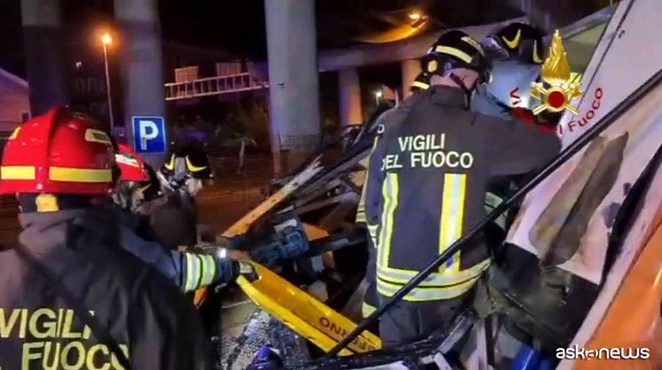 Tragedia a Mestre, pullman di turisti precipita da un cavalcavia: 21 morti
