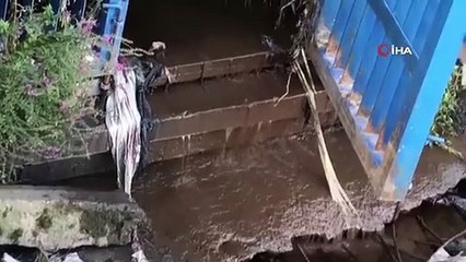 Les déchets déversés dans le ruisseau de Sancaktepe ont laissé la zone avec une forte odeur