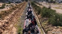 Migranti sul tetto di un treno merci fino al confine tra Messico e Stati Uniti