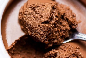 Voici la recette de la mousse au chocolat parfaite, selon Pierre Hermé, et ses 3 règles d’or pour la réussir