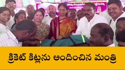 రంగారెడ్డి: బతుకమ్మ చీరలు, క్రికెట్ కిట్లను అందించిన మంత్రి
