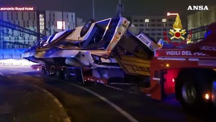 Bus precipitato a Mestre, rimossa la carcassa