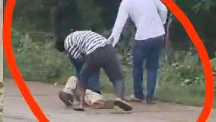 गोण्डा: सड़क पर गिराया और फिर कर दी डंडों की बरसात, वीडियो देख काँप जाएगी रूह