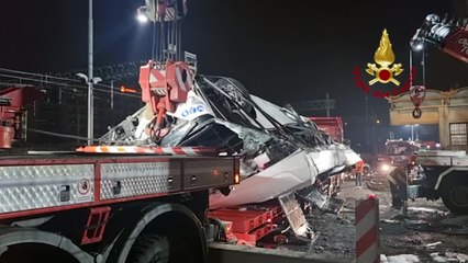 Bus precipitato a Mestre, rimossa la carcassa