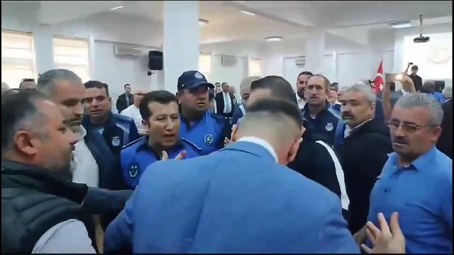 Ereğli Belediye Meclisi'nde Kavga: MHP'li Meclis Üyesi CHP'li Üyeye Kafa Attı
