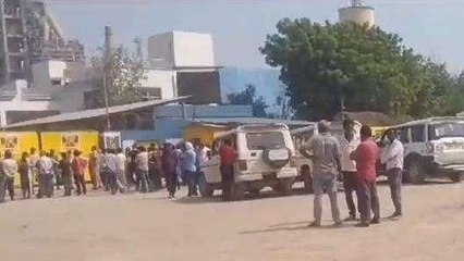 रीवा: कर्मचारी की मौत का मामला, सीमेंट फैक्ट्री के बाहर शव रखकर परिजनों का हंगामा