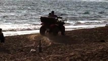 Yasağa rağmen sit alanı olan sahile ATV ile girip safari yaptılar