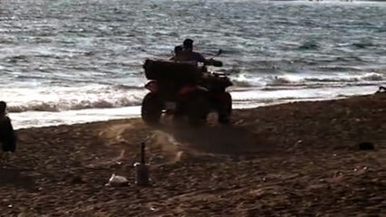 Yasağa rağmen sit alanı olan sahile ATV ile girip safari yaptılar