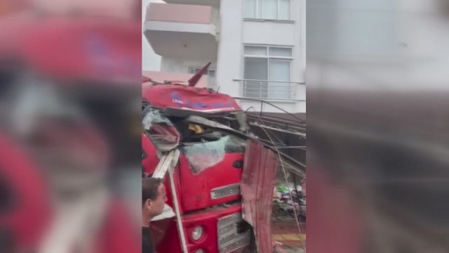 Mersin'de TIR yol kenarındaki mağazaya girdi
