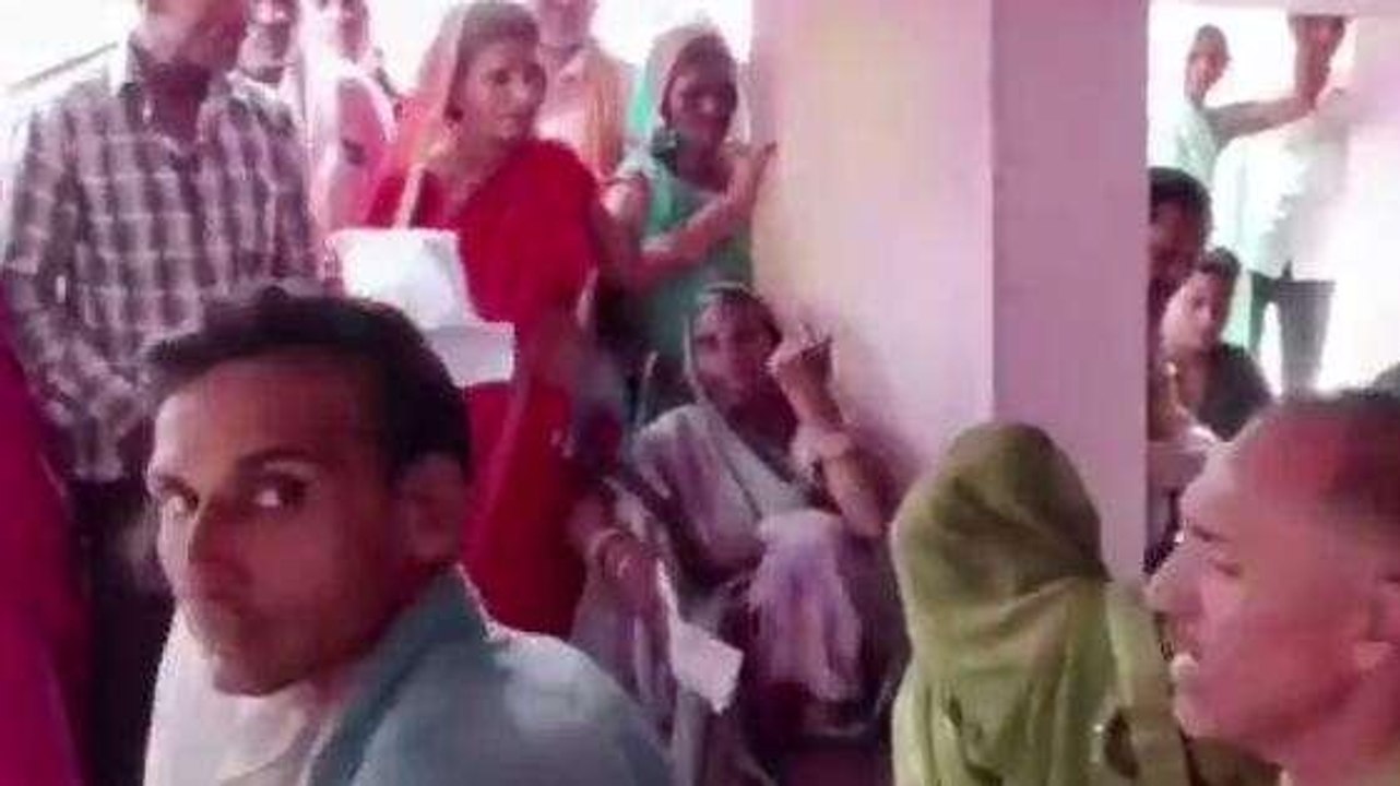 बारां: 'सरकार' सुनिए इनकी भी, आसानी से नहीं मिल रहे हैं स्मार्ट फोन!