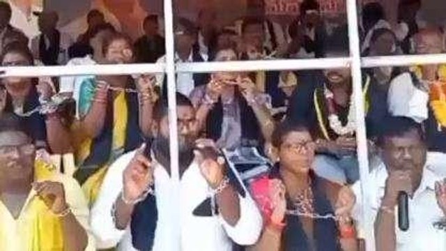 పశ్చిమ గోదావరి: బేడీలతో నిరసన తెలిపిన టీడీపీ నేతలు