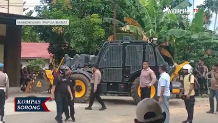 Detik-detik Polisi Buka Paksa Palang Pasar Wosi di Manokwari