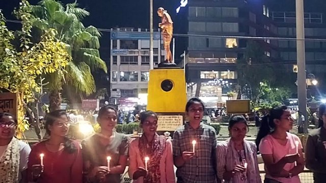 मांगों को लेकर विद्यार्थियों ने निकाला कैंडल मार्च