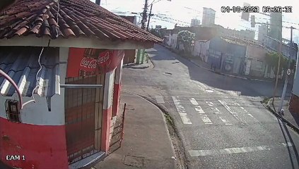 Vídeo mostra colisão entre carro e ônibus no bairro do Poço