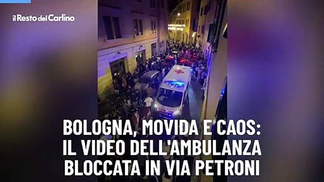 Bologna, movida e caos: il video dell'ambulanza bloccata in via Petroni
