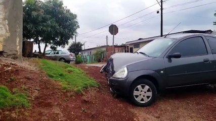 Ford Ka e Clio se envolvem em colisão no Bairro Morumbi