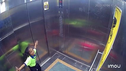 Video: 20 मिनट तक लिफ्ट में फंसी रही बच्ची, गेट खोलने के लिए छटपटाती रही लेकिन किसी ने नहीं सुना